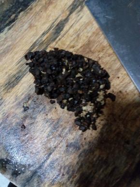 取适量豆豉，与姜蒜末混合作酱料