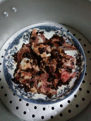 将调好的酱料抹在排骨上，加入料酒和少许的盐腌制5-10分钟，放上蒸锅蒸30分钟即可