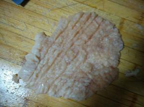 鸡胸肉洗干净，用刀背轻轻剁几下至鸡胸肉松软