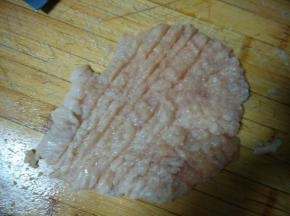 鸡胸肉洗干净，用刀背轻轻剁几下至鸡胸肉松软