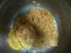 碗里放入鸡胸肉，加入葱花、姜片、生抽、料酒、盐、五香粉、淀粉抓匀，腌制十分钟