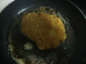 平底锅里热油，小火煎至两面黄色