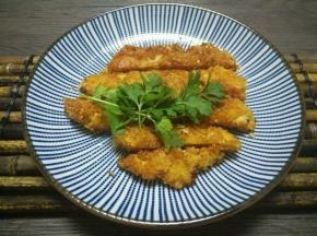 鸡排炸好后捞出沥干油分，切成长条装盘