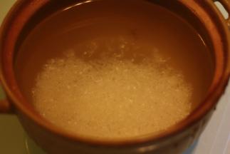 大米洗净用清水浸泡2小时以上，香菇用清水浸泡半小时