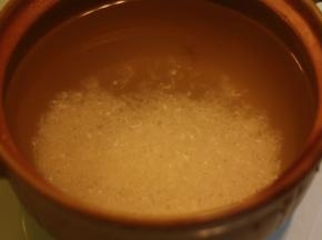 大米洗净用清水浸泡2小时以上，香菇用清水浸泡半小时