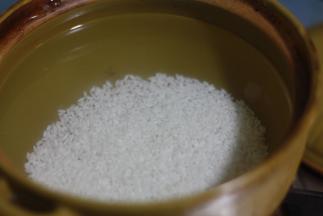 将浸泡好的大米用中火煮沸，转中小火煮15分钟