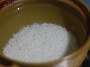 将浸泡好的大米用中火煮沸，转中小火煮15分钟