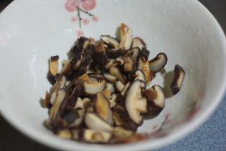 浸泡好的香菇切丝