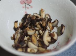 浸泡好的香菇切丝