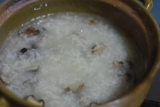 粥煮了15分钟后加入香菇丝，搅拌几下熬10分钟