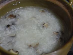 粥煮了15分钟后加入香菇丝，搅拌几下熬10分钟