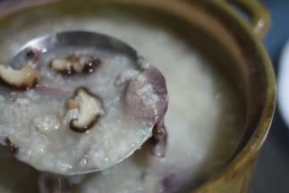 再加入腌制好的猪肝，搅拌入锅