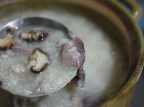 再加入腌制好的猪肝，搅拌入锅