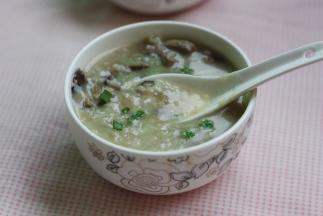 把猪肝煮熟后放少许盐调味，撒上葱粒即可