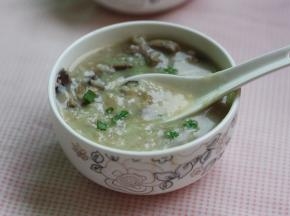 把猪肝煮熟后放少许盐调味，撒上葱粒即可