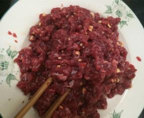 用料酒，姜蒜腌制牛肉丁，腌制半个小时左右
