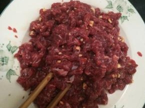 用料酒，姜蒜腌制牛肉丁，腌制半个小时左右