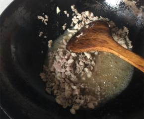 炒出香味八角捞出，放入牛肉丁，中小火煸炒