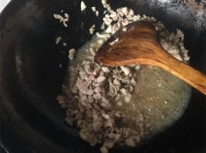 炒出香味八角捞出，放入牛肉丁，中小火煸炒