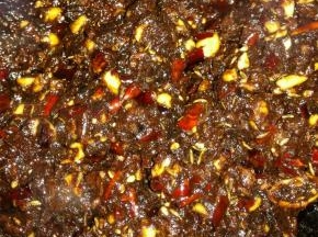 肉丁充分吸收酱汁放入花生碎