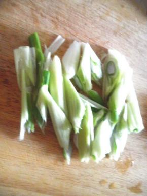 大葱切丝备用