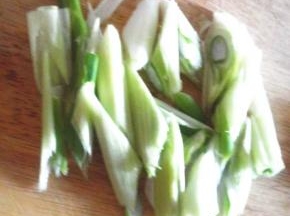 大葱切丝备用
