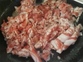 炒锅热油放入羊肉片，放入料酒去膻气