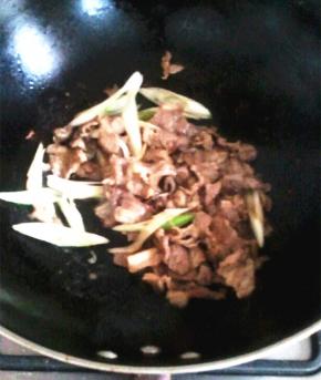炒至羊肉片变色加入葱丝翻炒