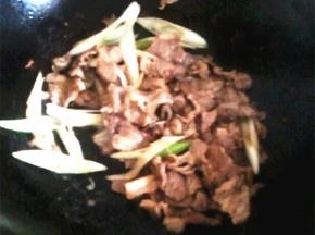 炒至羊肉片变色加入葱丝翻炒