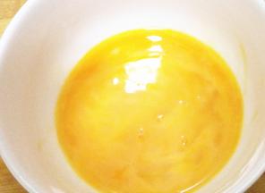 鸡蛋放入碗中，一个方向搅拌均匀