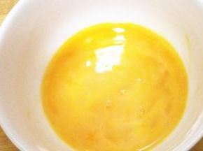 鸡蛋放入碗中，一个方向搅拌均匀