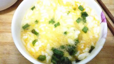 放入米饭，葱花，调味料搅拌均匀