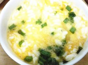 放入米饭，葱花，调味料搅拌均匀