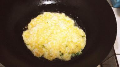 炒锅放油加热，将米饭倒入