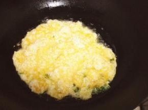炒锅放油加热，将米饭倒入