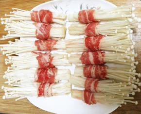 肥牛卷展开，将金针菇卷好放入盘子中