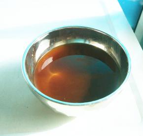 耗油，清水，白糖倒入碗中搅拌均匀