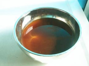 耗油，清水，白糖倒入碗中搅拌均匀