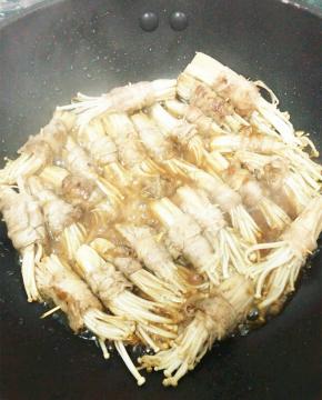 将酱汁淋在锅中，煮开收汁