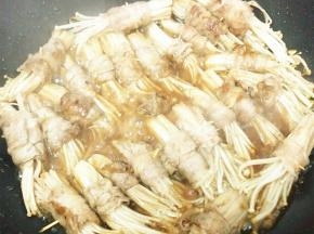 将酱汁淋在锅中，煮开收汁