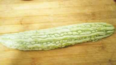 苦瓜洗净从中间切开，扣掉中间的籽