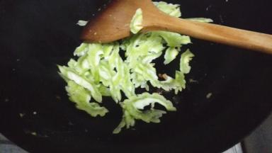 炒锅加油烧热，放入苦瓜大火爆炒5分钟