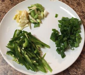 辣椒洗净，切丝备用，姜蒜切末