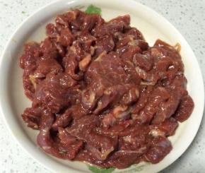 牛肉泡出血水洗净切条，用蛋清，料酒，淀粉腌制20分钟