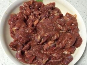 牛肉泡出血水洗净切条，用蛋清，料酒，淀粉腌制20分钟