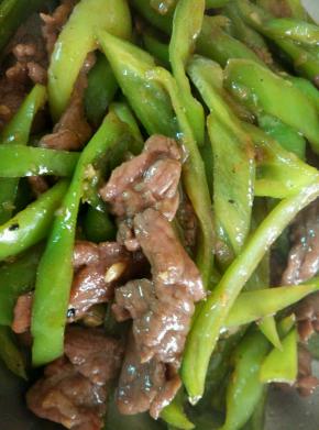 放入生抽，盐等调味