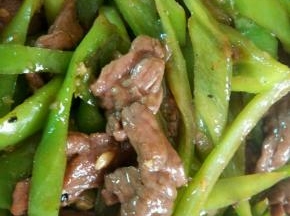 放入生抽，盐等调味