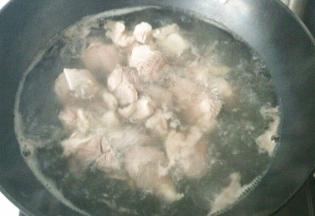 羊肉切成块，入冷水煮沸，去除血沫，洗净沥干