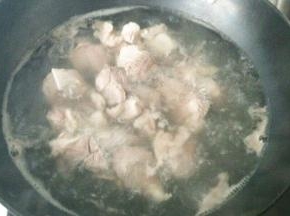 羊肉切成块，入冷水煮沸，去除血沫，洗净沥干