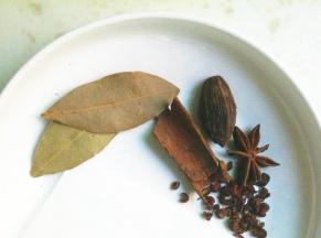 将八角，桂皮，草果，香叶加入调料包